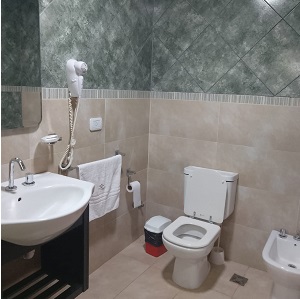 Baño Completo: Todas las Comodidades a Tu Alcance
