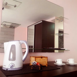Detalles que Acompañan: Pava, Pocillos y Espejo en Tu Habitación.